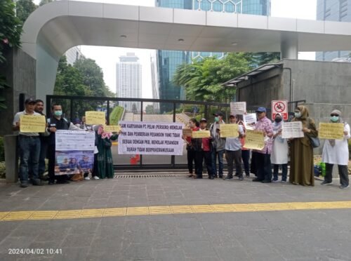 Puluhan Karyawan PT PELNI saat demo PHK sepihak. (Foto: Ifakta.co)