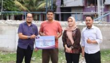 Manajemen PT KCN menyerahkan dana CSR untuk pembangunan panggung permanen di RW 011 Rusanawa Merunda Jakarta Utara (poto: Humas KCN/doe)