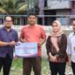 Manajemen PT KCN menyerahkan dana CSR untuk pembangunan panggung permanen di RW 011 Rusanawa Merunda Jakarta Utara (poto: Humas KCN/doe)