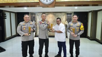 Kapolda Jatim dan Dua Komisaris Besar Polisi Raih Penghargaan PWI Jatim Award 2024