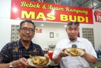 Ketua PWI Jakbar, Kornelius Naibaho dan Bang Gondrong saat review jujur Bebek dan Ayam Kampung Mas Budi cabang Joglo. (Foto: ifakta.co/Za)