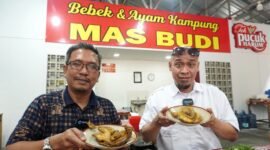Ketua PWI Jakbar, Kornelius Naibaho dan Bang Gondrong saat review jujur Bebek dan Ayam Kampung Mas Budi cabang Joglo. (Foto: ifakta.co/Za)