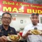 Ketua PWI Jakbar, Kornelius Naibaho dan Bang Gondrong saat review jujur Bebek dan Ayam Kampung Mas Budi cabang Joglo. (Foto: ifakta.co/Za)
