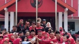 Marhaen Djumadi mantan Bupati Nganjuk mengembalikan formulir pendaftaran bacabup ke Kantor DPC PDI Perjuangan Kabupaten Nganjuk (poto: ifakta.co/may)
