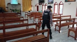 Personel Polres Nganjuk saat melakukan pengamanan gereja dalam rangka hari raya kenaikan isa almasih (Poto: humas Polres/ifakta.co)