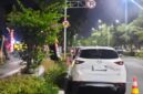 Kendaraan roda empat diduga tamu restoran nasi kapau pangeran mudo kembangan parkir sembarangan di bahu jalan (Poto:ifakta.co/rno)