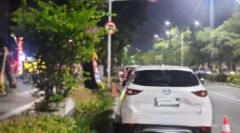 Kendaraan roda empat diduga tamu restoran nasi kapau pangeran mudo kembangan parkir sembarangan di bahu jalan (Poto:ifakta.co/rno)