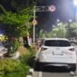 Kendaraan roda empat diduga tamu restoran nasi kapau pangeran mudo kembangan parkir sembarangan di bahu jalan (Poto:ifakta.co/rno)