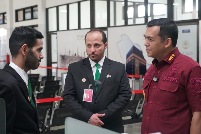 Dirjen Imigrasi, Silmy Karim saat memastikan pelaksanaan Makkah Route di Bandara Adi Soemarno. (Foto: Istimewa)
