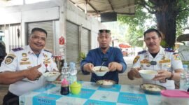 Bang Gondrong dan Revi Zulkarnain saat mereview soto tangkar Jasinga Putra di Terminal Kalideres. (Foto: Tim Bang Gondrong)