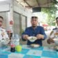 Bang Gondrong dan Revi Zulkarnain saat mereview soto tangkar Jasinga Putra di Terminal Kalideres. (Foto: Tim Bang Gondrong)