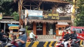 Bangunan liar di kolong tol Pejagalan dijadikan cafe. Warga minta bangunan ini dibongkar (Poto:ifakta.co/joe)