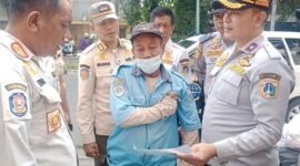 Personil gabungan saat melalukan penertiban jukir liar di kawasan Cengkareng dan Kembangan. (Foto: Ifakta.co/Ist)