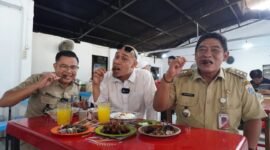 Bang Gondrong diapit Camat Kalideres, Wukir Prabowo dan Lurah Kalideres Ian Imanuddin saat menyantap Soto Betawi Pak Hasan. (Foto: Tim Bang Gondrong)