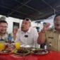 Bang Gondrong diapit Camat Kalideres, Wukir Prabowo dan Lurah Kalideres Ian Imanuddin saat menyantap Soto Betawi Pak Hasan. (Foto: Tim Bang Gondrong)