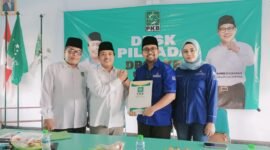 Trihandy mengembalikan formulir pendaftaran bacabup pilkada 2024 di kantor DPC PKB Kabupaten Nganjuk (Poto:ifakta.co/may)