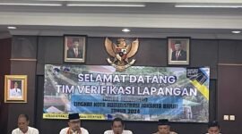 Tim Verifikasi Lapangan saat tinjau dan cek dalam penilaian lomba tingkat kota di Kelurahan Kembangan Selatan. (Foto: Ifakta.co)