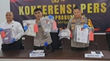 Polres Prabumulih memperlihatkan barang bukti bidan gadungan yang tewaskan pasiennya (Poto:ifakta.co/edi)