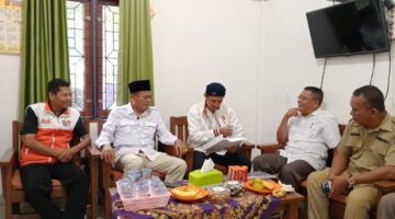 Kandidat calon Wali Kota Prabumulih Cak H Arlan bersama tim mengembalikan formulir pendaftaran (Poto:ifakta.co/ed)
