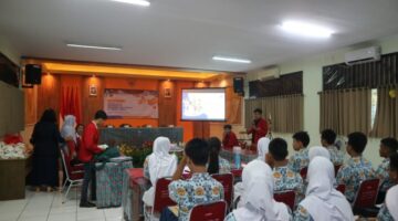 Kegiatan seminar di Universitas Mercu Buana bersama SMP 169 Jakarta (Poto: ifakta.co/bella)