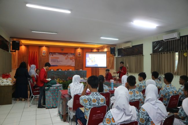 Kegiatan seminar di Universitas Mercu Buana bersama SMP 169 Jakarta (Poto: ifakta.co/bella)