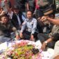 Insan media Nganjuk sedang melakukan aksi tabur bunga di atas kartu pers mereka di pintu gerbang gedung DPRD Nganjuk.(Poto:ifakta.co /may)