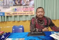 Kepala Sekolah SMK Tri Arga 2, Dwi Pujiono saat dimintai keterangan oleh ifakta.co soal PPDB di ruang kerjanya. (Foto: Ifakta.co)