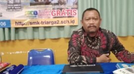 Kepala Sekolah SMK Tri Arga 2, Dwi Pujiono saat dimintai keterangan oleh ifakta.co soal PPDB di ruang kerjanya. (Foto: Ifakta.co)