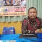 Kepala Sekolah SMK Tri Arga 2, Dwi Pujiono saat dimintai keterangan oleh ifakta.co soal PPDB di ruang kerjanya. (Foto: Ifakta.co)