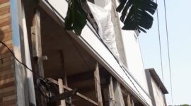 Sebuah rumah kos nekat berdiri bebas tanpa hambatan dan tak mengantongi izin PBG yang disinyalir oleh oknum wartawan media online. (Foto: Ifakta.co)