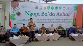 Walikota Jakarta Barat, Uus Kuswanto saat menghadiri Ngopi Ba'da Ashar di halaman Kejaksaan Negeri Jakbar. (Foto: Ifakta.co)