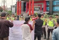 Sejumlah aktivis dari LSM POSE melakukan aksi damai tuntut polisi usut tuntas pemain BM ilegal di Muara Enim (Poto: ifakta.co/ed)
