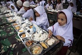 Ilustrasi: anak-anak sekolah makan siang gratis (Poto:istimewa)