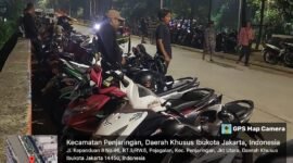 Ratusan kendaraan roda dua pengunjung PTRA Kalijodo parkir kendaraan di Jalan Kepanduan II (Poto:ifakta.co/acl/joe)