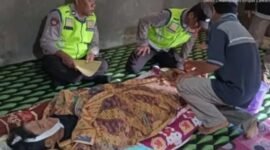 Jasad Junaidi saat disemayamkan di kediamannya (Poto: ifakta.co/edi)