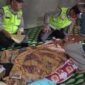 Jasad Junaidi saat disemayamkan di kediamannya (Poto: ifakta.co/edi)