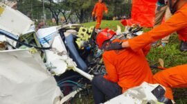 Petugas Basarnas saat berusaha mengevakuasi korban pesawat jatuh di lapangan Sunburst BSD City. (Foto: Istimewa)