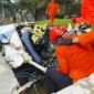 Petugas Basarnas saat berusaha mengevakuasi korban pesawat jatuh di lapangan Sunburst BSD City. (Foto: Istimewa)