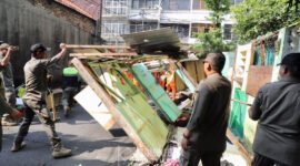 Petugas gabungan Kelurahan Petojo Utara melakukan penertiban pedagang kaki lima (PKL) dan bangunan semi permanen, di Jalan Petojo Barat Raya dan sekitar SDN 03, 05, dan SDN 09.