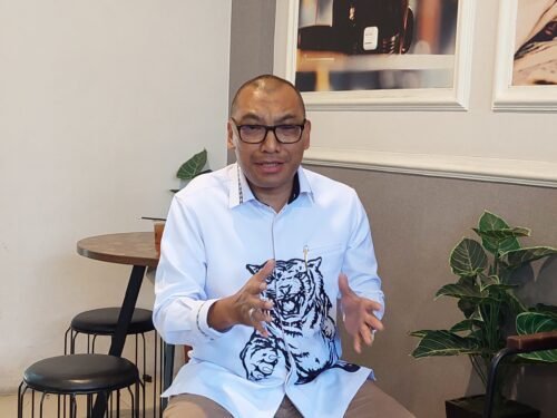 Kuasa Hukum Penggugat, Suariantama Nasution saat ungkap kebohongan tergugat Widya Andescha usai sidang mediasi. (Foto: ifakta.co/Za)