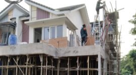 Sebuah rumah mewah yang sedang renovasi tak mengantongi PBG mulus berdiri tanpa hambatan dan diduga dibekinngi oleh oknum Dishub. (Foto: Ifakta.co/Za)