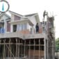 Sebuah rumah mewah yang sedang renovasi tak mengantongi PBG mulus berdiri tanpa hambatan dan diduga dibekinngi oleh oknum Dishub. (Foto: Ifakta.co/Za)