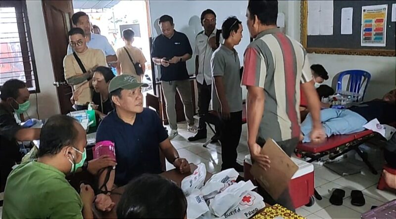 Perusahaan Penyelenggaraan Angkutan Sewa Khusus (ASK) saat menggelar Bazar Kemanusiaan. (Foto: ifakta.co)