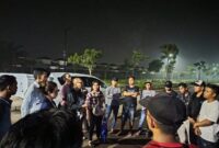 Calon Pekerja Migran Indonesia (PMI) yang mewakili ratusan orang menjadi korban dari ulah Widya Andescha, saat mengeluhkan nasibnya ke Kuasa Hukum, Suriantama Nasution, yang sampai saat ini belum diberangkatkan. (Foto: dok.Ifakta.co/Za)