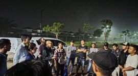 Calon Pekerja Migran Indonesia (PMI) yang mewakili ratusan orang menjadi korban dari ulah Widya Andescha, saat mengeluhkan nasibnya ke Kuasa Hukum, Suriantama Nasution, yang sampai saat ini belum diberangkatkan. (Foto: dok.Ifakta.co/Za)