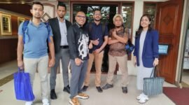 Ketiga penggugat yang juga korban dari Widya Andescha yakni Putu Asteria Yuniarti dari Infinity Training Center, Abdurahman dari PT Amanta Indo Wisata dan Sponsor Hermanto Rikcy usai proses mediasi di PN Tangerang, pada Kamis (13/06) didampingi Kuasa Hukum, Suriantama Nasution serta Principal Saud Susanto. (Foto: dok.Ifakta.co/Za)