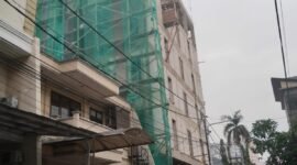 Sebuah bangunan enam lantai yang di segel mati Sudin Citata Jakbar, sehingga oknum wartawan tak kesampaian pegang pelanggaran dan menuding petugas terima upeti ratusan juta. (Foto: ifakta.co/Ist)