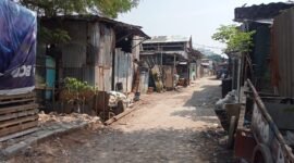 Penampakan lapak-lapak usaha yang diduga menggunakan litrik secara ilegal di Jalan Utan Jati RW 011 Pegadungan Kalideres, Jakarta Barat (Poto:ifakta.co/my)