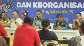 Ketua PWI Jaya Kesit B Handoyo tengah memberikan materi di OKK PWI Jaya 2024 (Poto: Dok. PWI Jaya/ifakta.co)