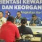 Ketua PWI Jaya Kesit B Handoyo tengah memberikan materi di OKK PWI Jaya 2024 (Poto: Dok. PWI Jaya/ifakta.co)